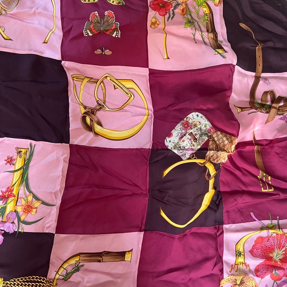 Used Gucci scarf in very good condition with no box - Picture 4 of 7